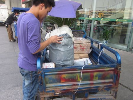 成都顺丰快递员 应聘要些什么硬件条件呢··