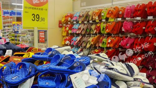 大冷天合肥乐购超市竟卖起凉拖鞋