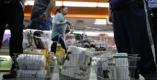 委内瑞拉政局动荡 购物中心无货可卖